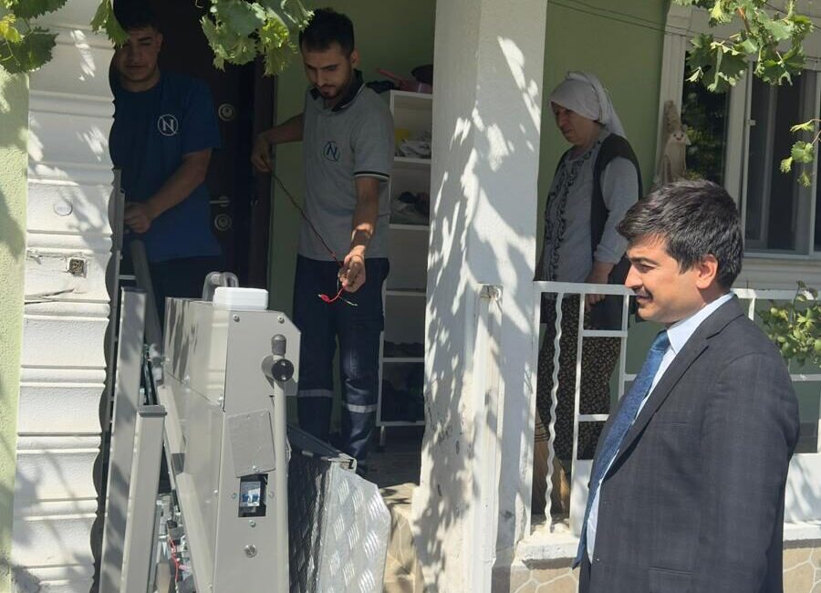 AFYONAKRAHİSAR (AA) – Afyonkarahisar'ın Kızılören ilçesinde 16 yıldır yatağa bağımlı