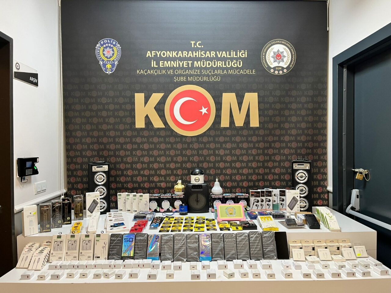 AFYONKARAHİSAR (AA) – Afyonkarahisar’da gümrük kaçağı telefon ve parçaları sattığı