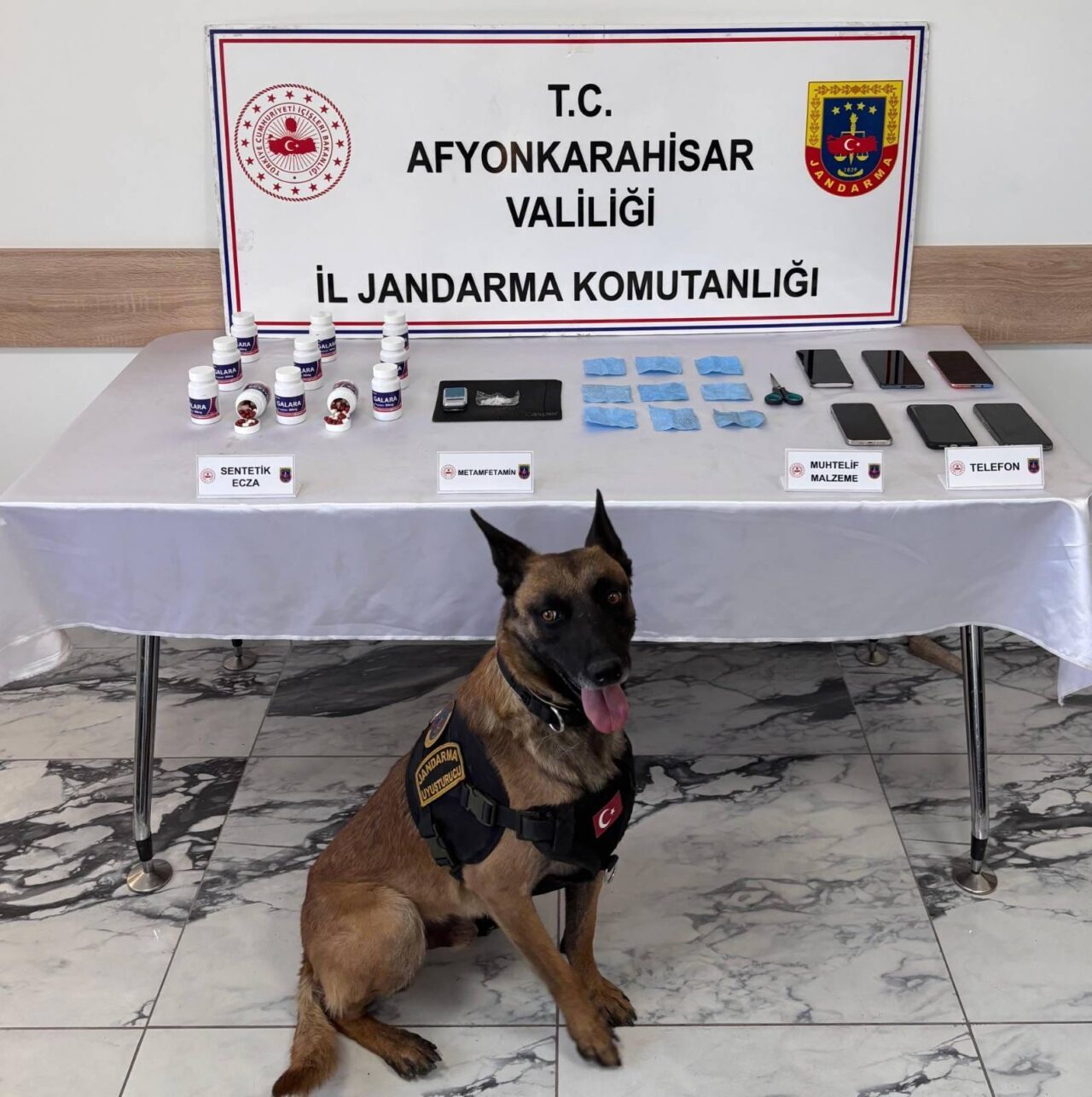 AFYONKARAHİSAR (AA) – Afyonkarahisar'da düzenlenen uyuşturucu operasyonunda gözaltına alınan 4