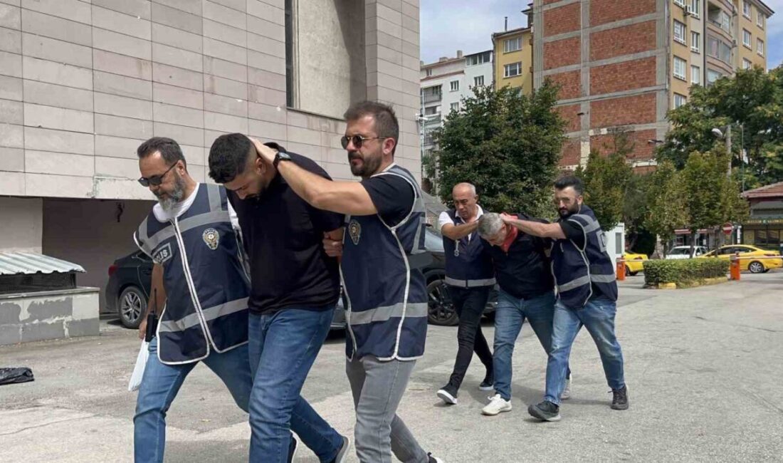 Eskişehir’de ambulansı kilometrelerce kovalayan baba-oğul çıkarıldıkları mahkemece tutuklandı. Eskişehir’de dün