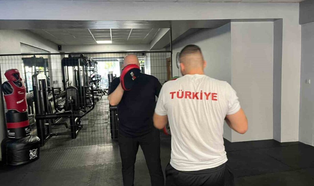 Eskişehirli genç kick boksçu İbrahim Pusat Baş, genç kategorilerde elde