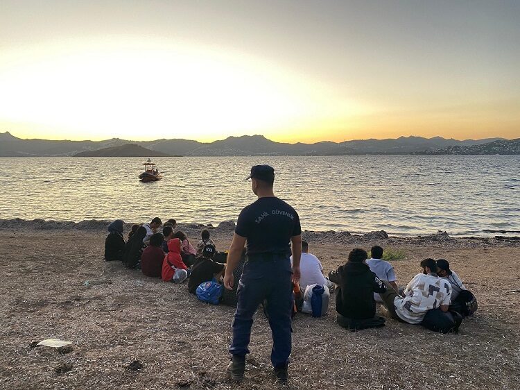 MUĞLA (AA) – Muğla'nın Bodrum ilçesinde 20 düzensiz göçmen yakalandı.