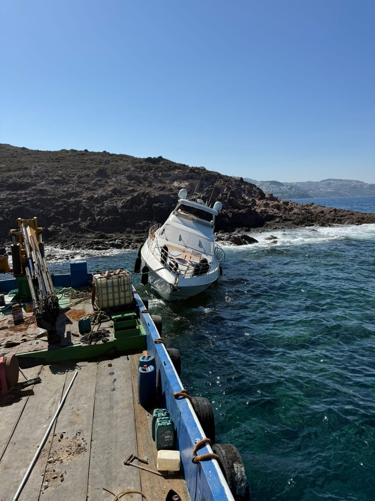 MUĞLA (AA) – Muğla'nın Bodrum ilçesinde arızalanıp kayalıklara çarpan motoryattaki
