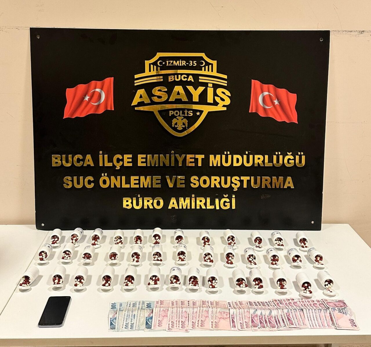 İZMİR (AA) – İzmir'in Buca ilçesinde evinde 2 bin 246