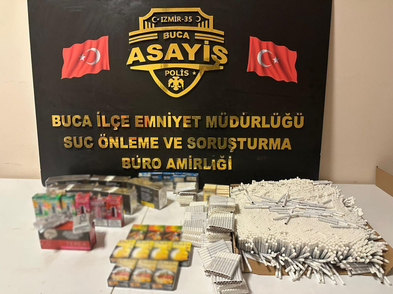 İZMİR (AA) – Buca'da kaçak sigara ticareti yaptıkları öne sürülen