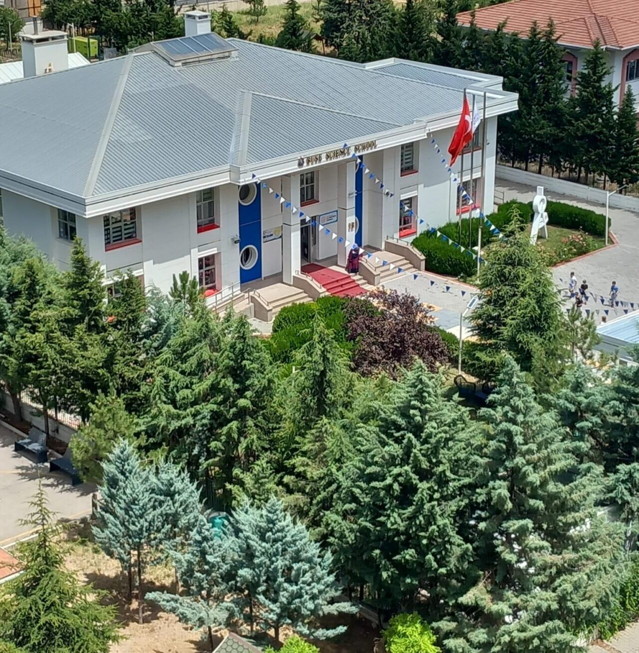 - Buse Bilim Koleji kurucularından Fütuhat Yavuz:
- "Öğrencilerimizi sadece derslerle