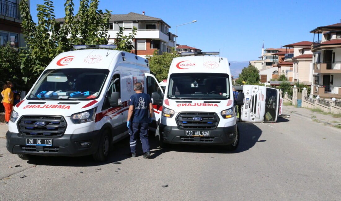 DENİZLİ (AA) – Denizli'nin Merkezefendi ilçesinde minibüs ile çarpışan otomobildeki
