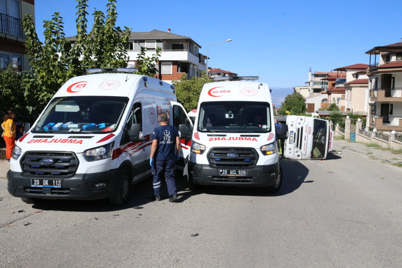 DENİZLİ (AA) – Denizli'nin Merkezefendi ilçesinde minibüs ile çarpışan otomobildeki