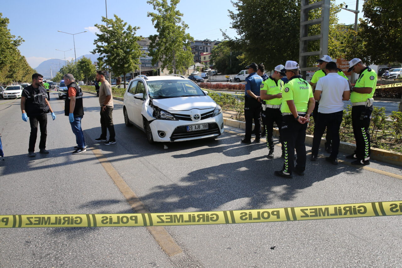DENİZLİ (AA) – Denizli'nin Merkezefendi ilçesinde otomobilin çarptığı yaya hayatını