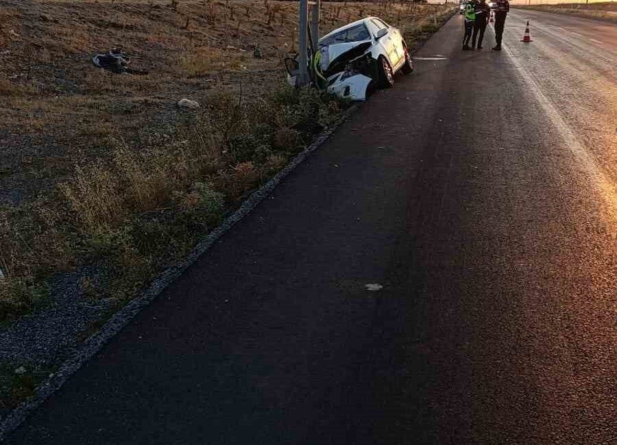 Afyonkarahisar’da kontrolden çıkarak direğe çarpan otomobilde 3 kişi yaralandı. Kaza,