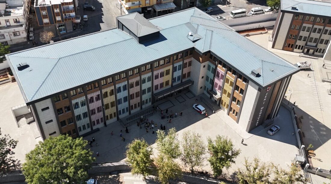 - Yaklaşık 700 milyon lira tutarında tamamlanan okul ve kültür