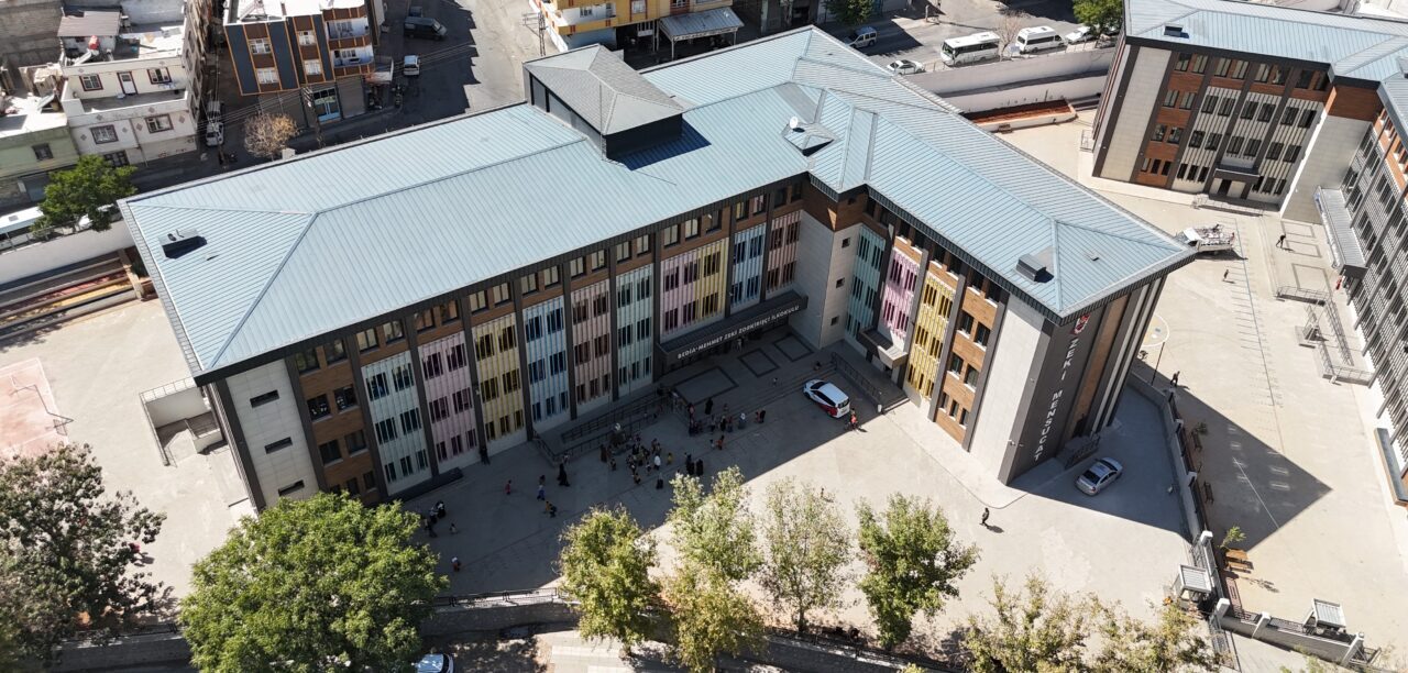 - Yaklaşık 700 milyon lira tutarında tamamlanan okul ve kültür