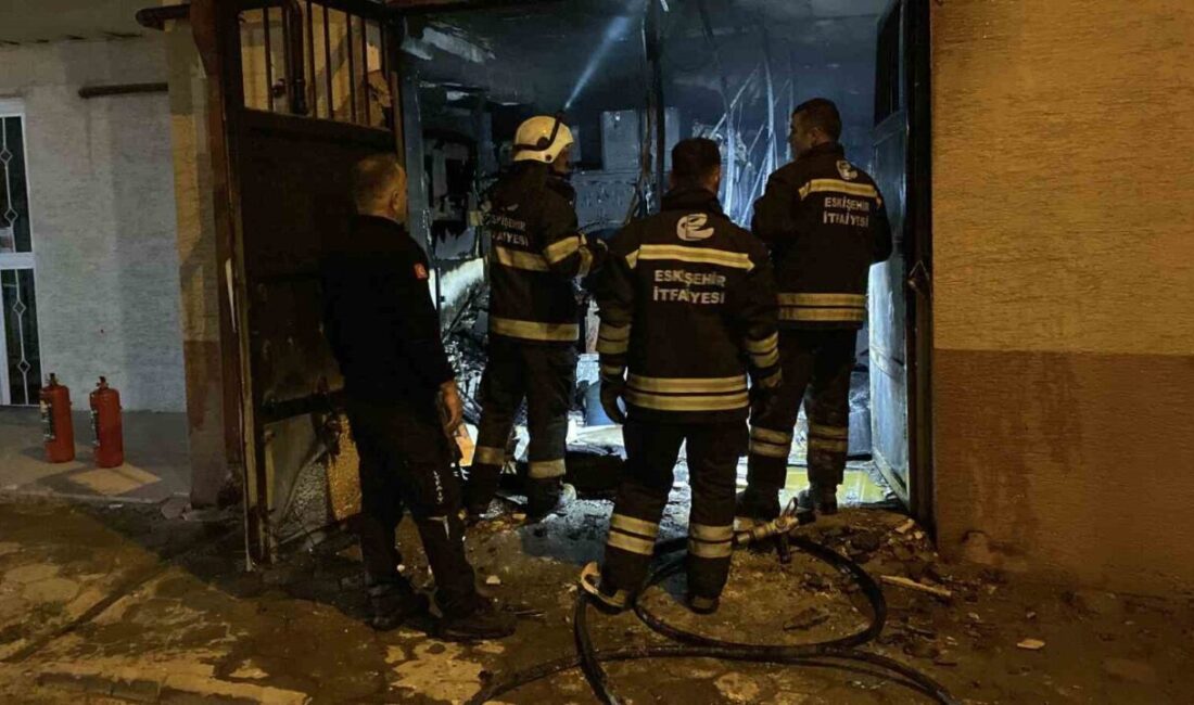 Eskişehir’de 3 katlı apartmanın kilerinde çıkan yangın itfaiye ekiplerince söndürülürken,