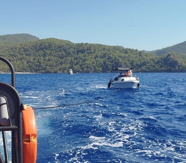 MUĞLA (AA) – Muğla'nın Fethiye ilçesi açıklarında sürüklenen teknedeki 3