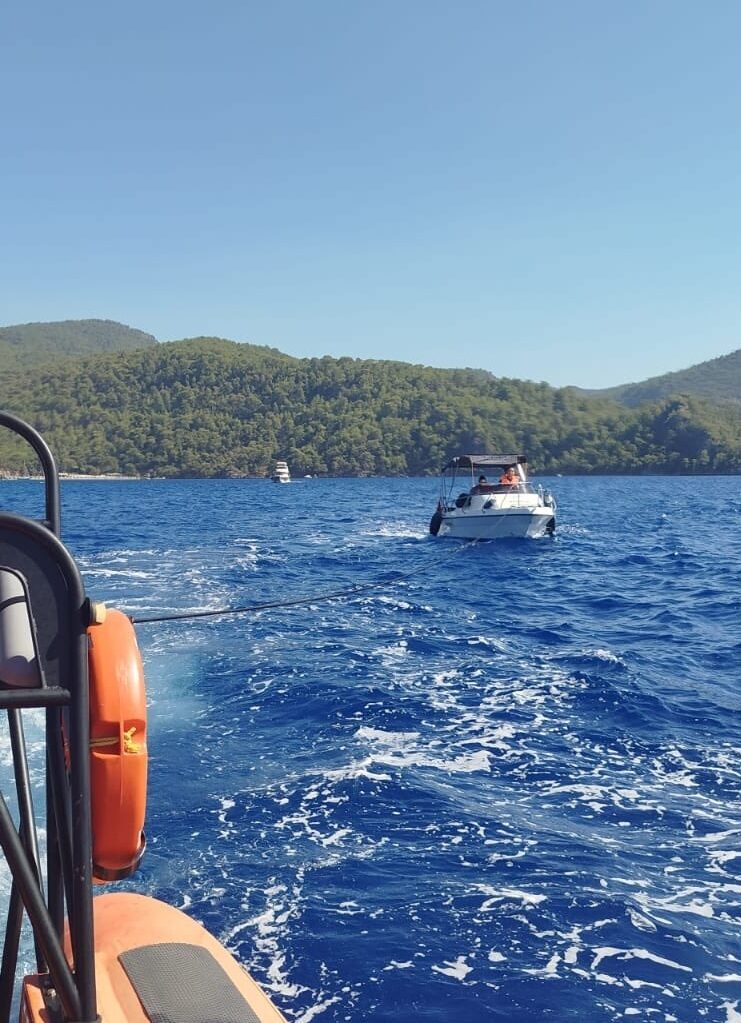 MUĞLA (AA) – Muğla'nın Fethiye ilçesi açıklarında sürüklenen teknedeki 3