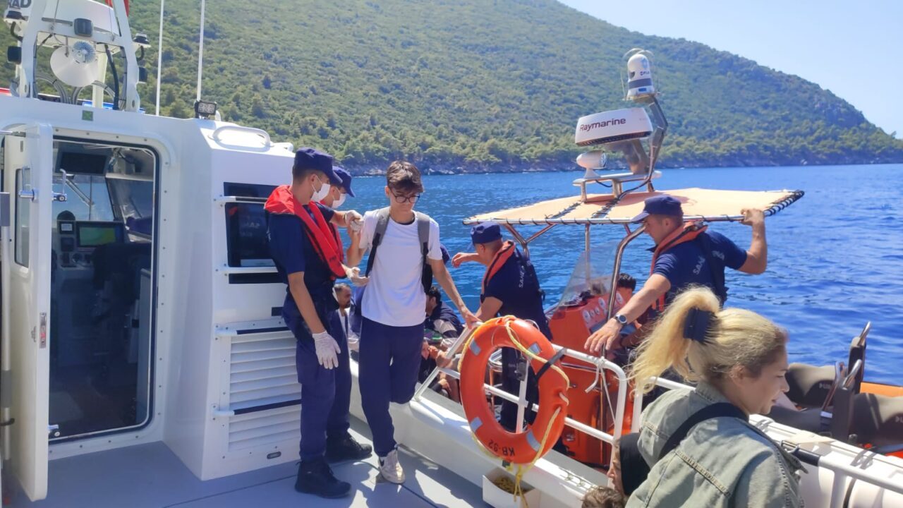 MUĞLA (AA) – Muğla'nın Fethiye ilçesinde 29 düzensiz göçmen yakalandı.