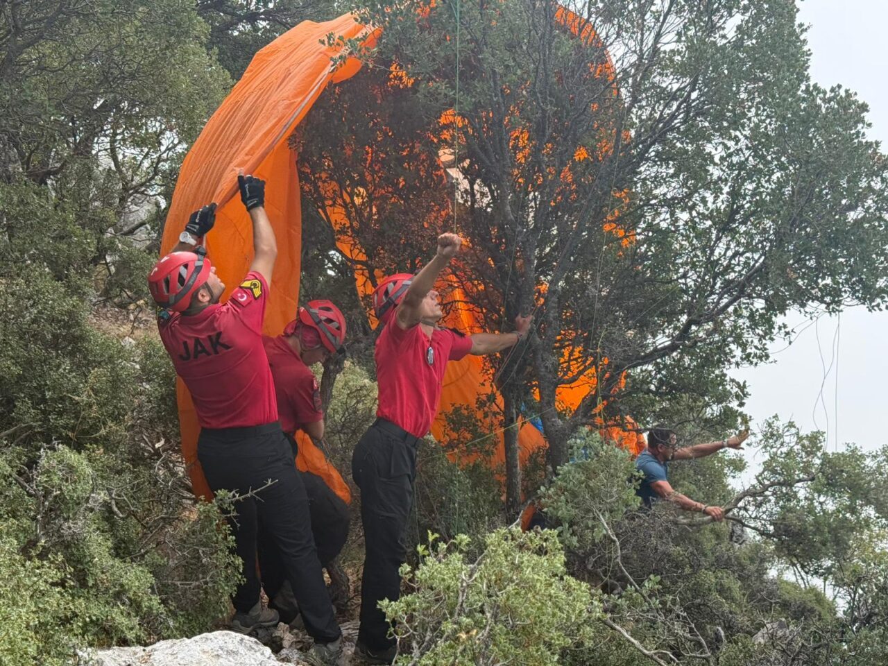 MUĞLA (AA) – Muğla'nın Fethiye ilçesinde, ormanlık alana düşen iki
