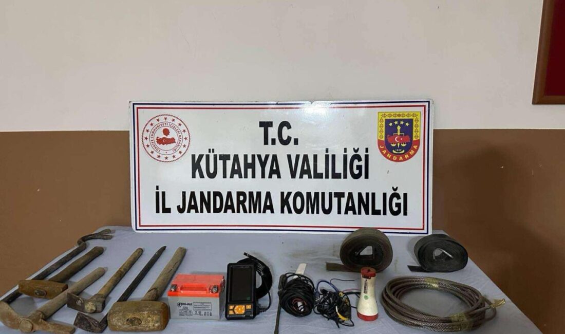 KÜTAHYA (AA) – Kütahya'nın Gediz ilçesinde, kaçak kazı yaparak define