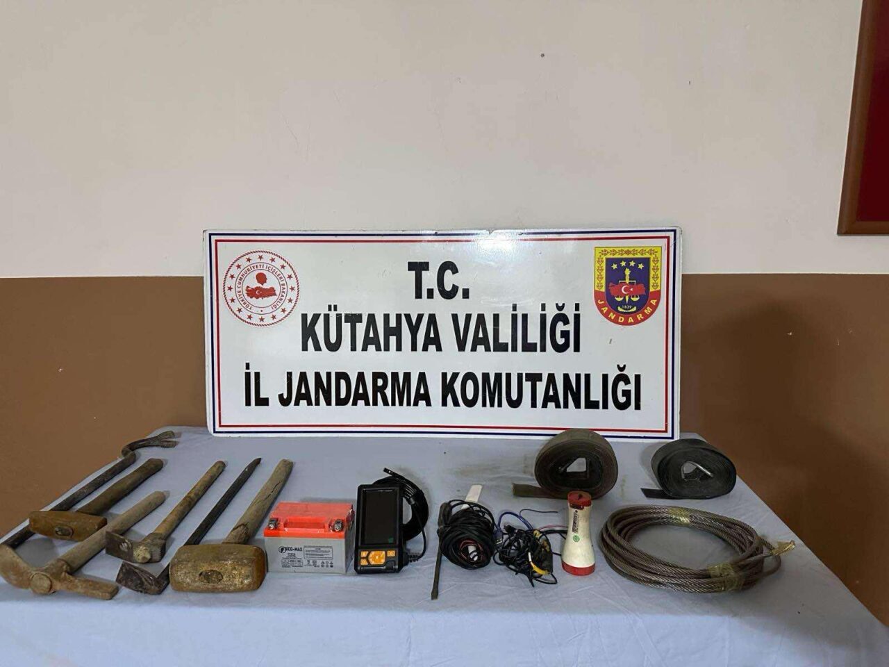 KÜTAHYA (AA) – Kütahya'nın Gediz ilçesinde, kaçak kazı yaparak define