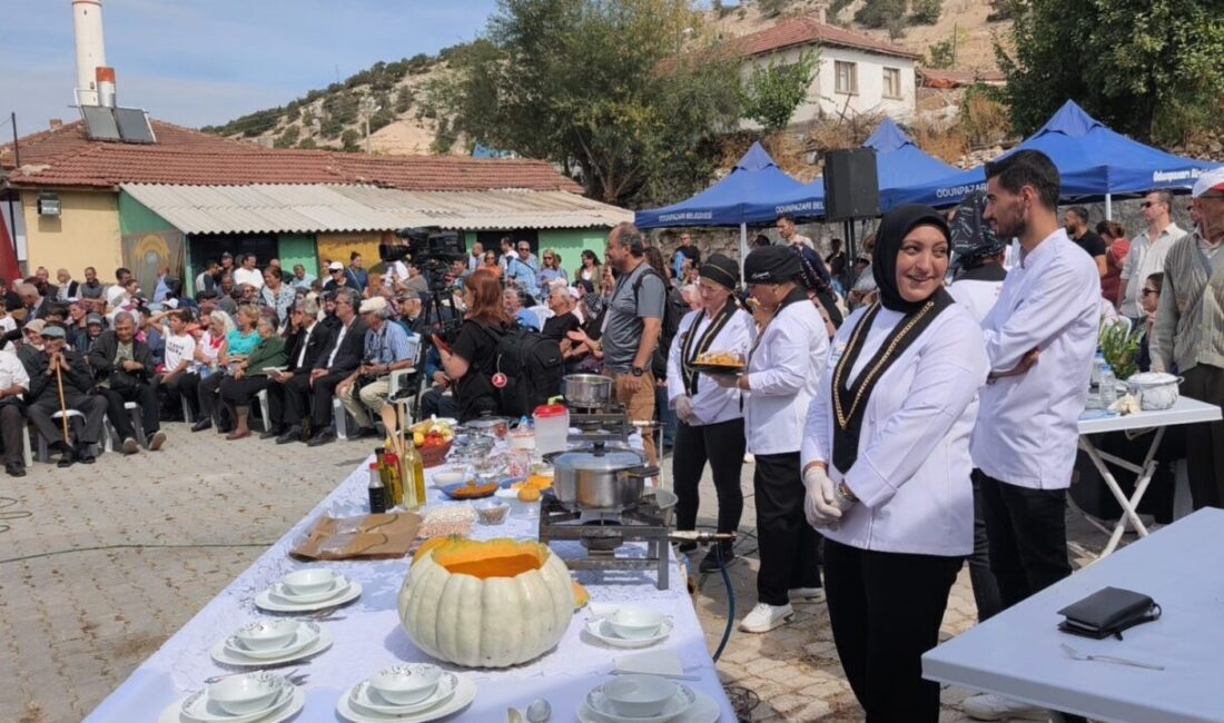 Eskişehir’de düzenlenen 2. Geleneksel Yörükkırka Köyü Balkabağı Festivali’nde bal kabaklı