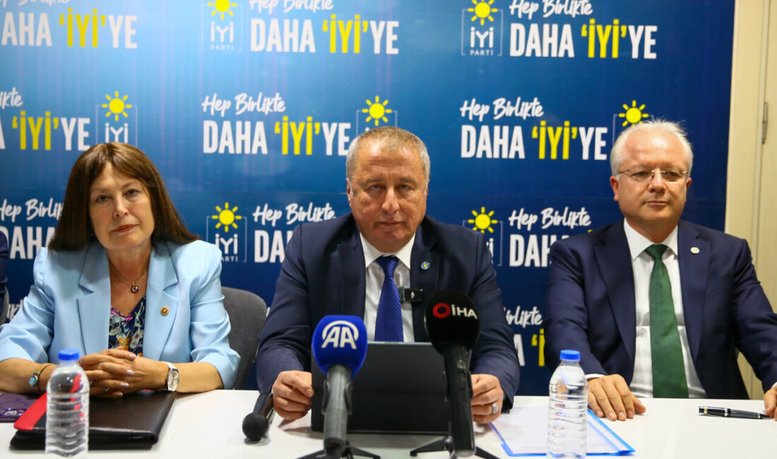 UŞAK (AA) – İYİ Parti Genel Başkan Yardımcısı Hakan Şeref