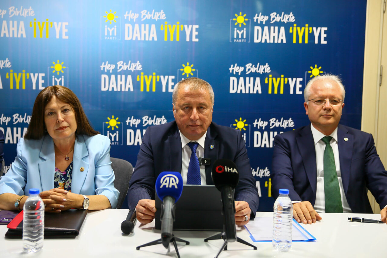 UŞAK (AA) – İYİ Parti Genel Başkan Yardımcısı Hakan Şeref