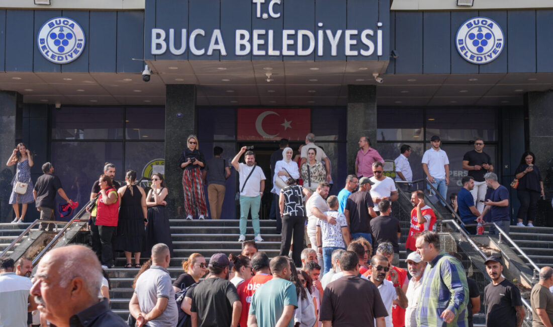 - İlçe sakinleri, eylem nedeniyle biriken çöplerin toplanmamasına tepki gösterdi