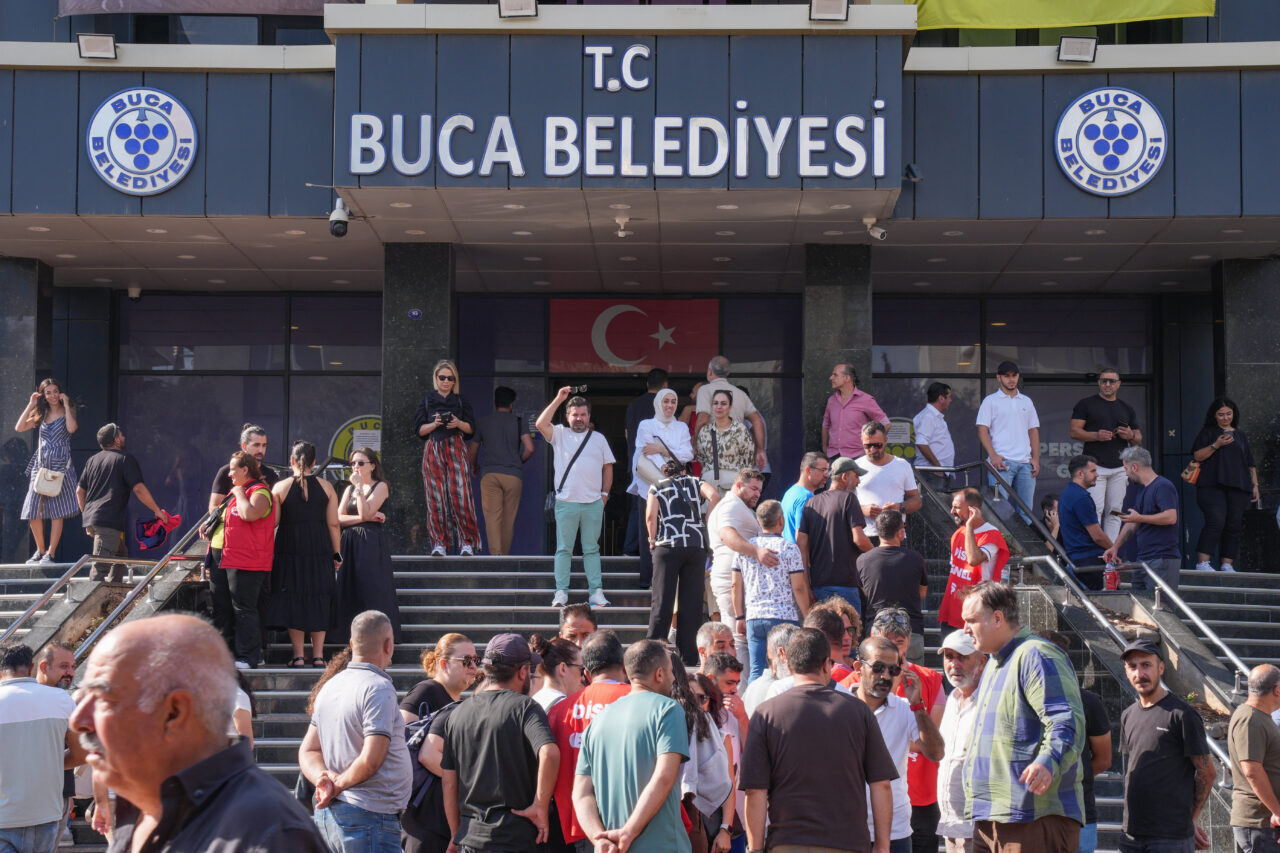 - İlçe sakinleri, eylem nedeniyle biriken çöplerin toplanmamasına tepki gösterdi