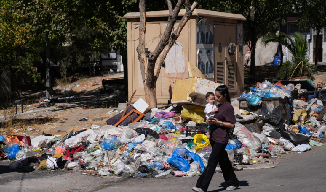 İZMİR (AA) – İzmir'in Buca ilçesinde yaşayanlar, çöplerin toplanmaması nedeniyle
