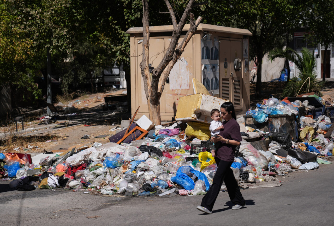 İZMİR (AA) – İzmir'in Buca ilçesinde yaşayanlar, çöplerin toplanmaması nedeniyle