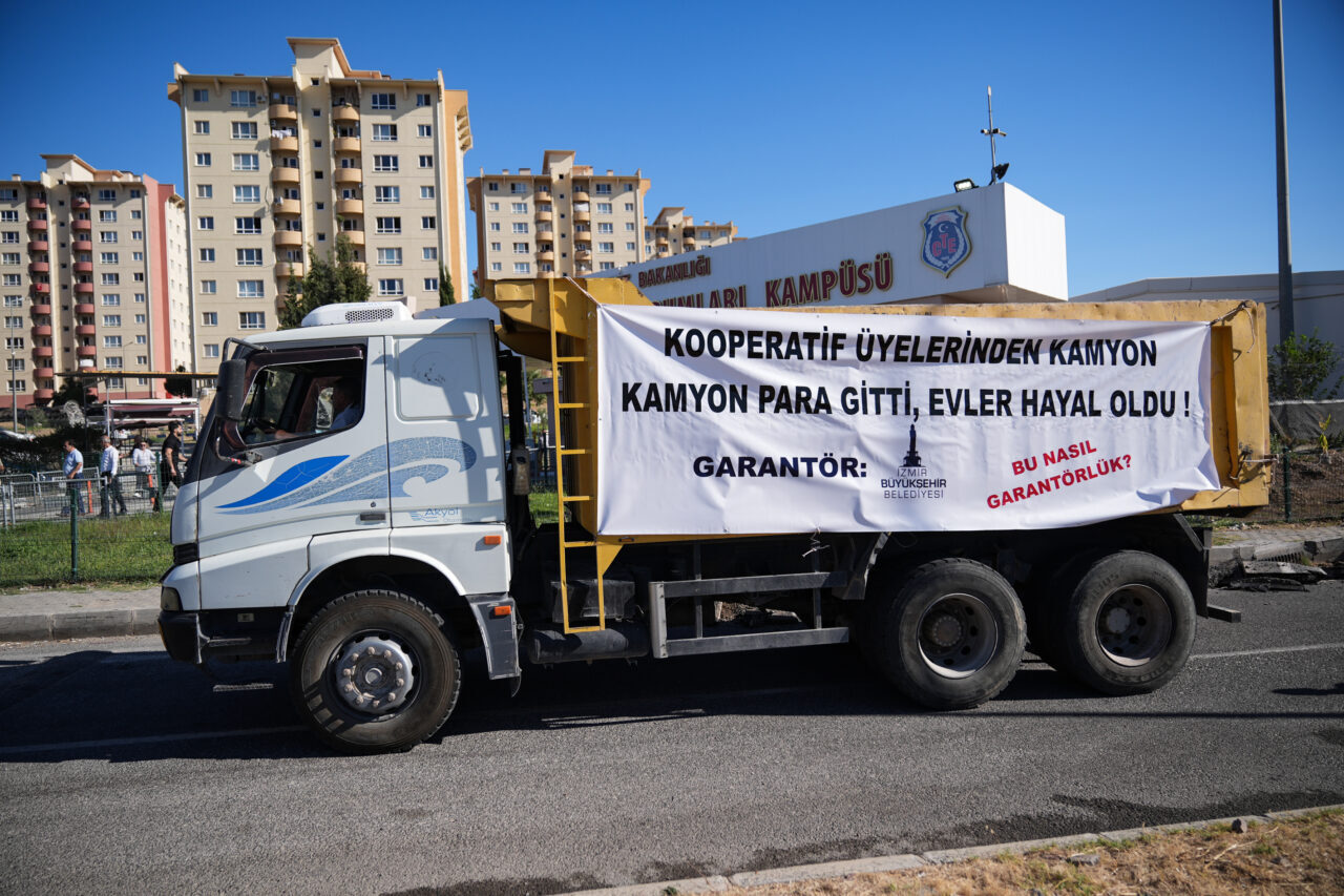 - Eski İzmir Büyükşehir Belediye Başkanı Tunç Soyer, CHP İzmir