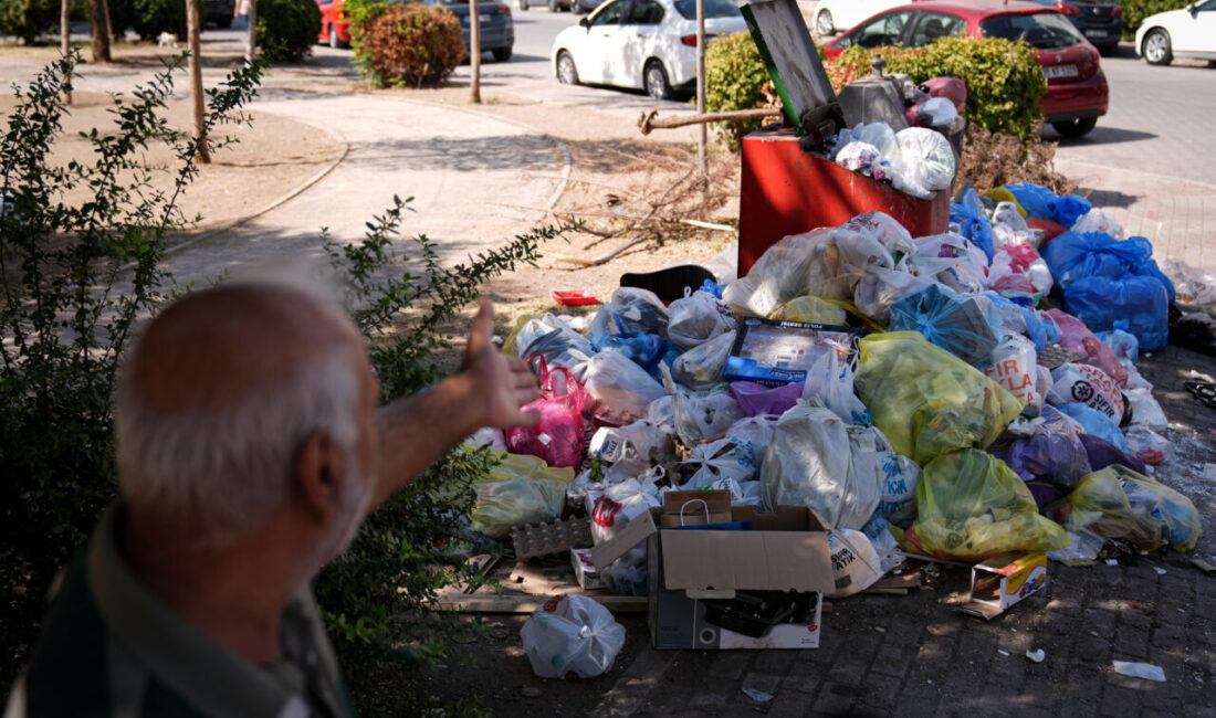 İZMİR (AA) – İzmir'in Karşıyaka ilçesinde yaşayanlar çöplerin toplanmaması nedeniyle