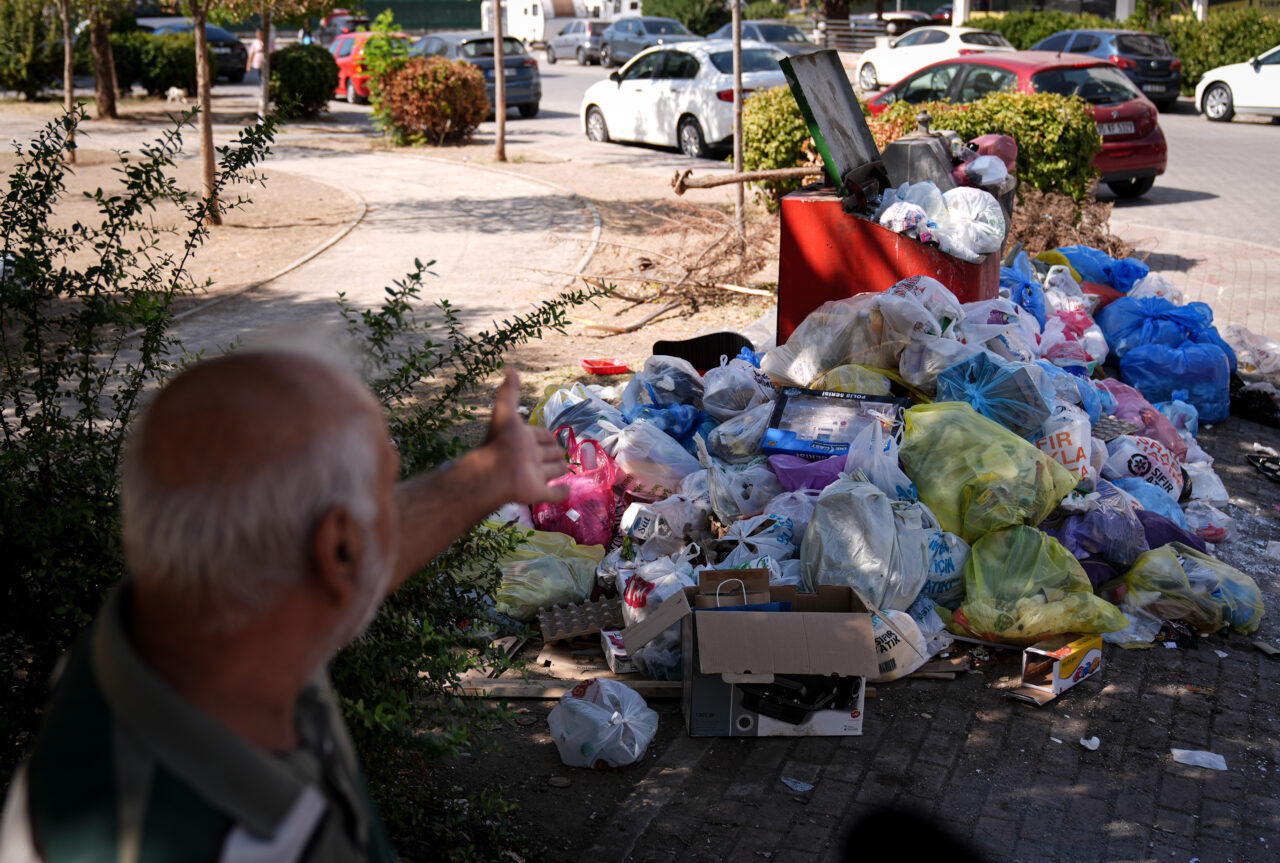 İZMİR (AA) – İzmir'in Karşıyaka ilçesinde yaşayanlar çöplerin toplanmaması nedeniyle
