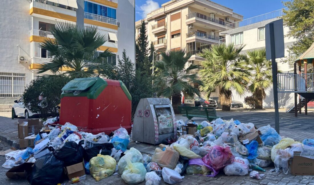 İZMİR (AA) – İzmir'in Karşıyaka ilçesinde yaşayanlar, çöplerin toplanmaması nedeniyle