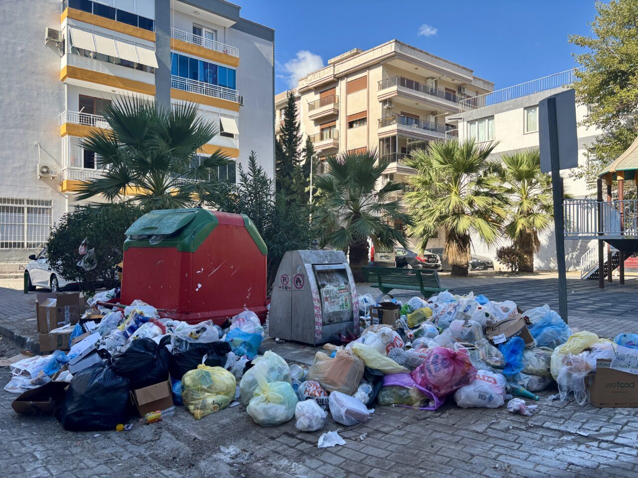 İZMİR (AA) – İzmir'in Karşıyaka ilçesinde yaşayanlar, çöplerin toplanmaması nedeniyle