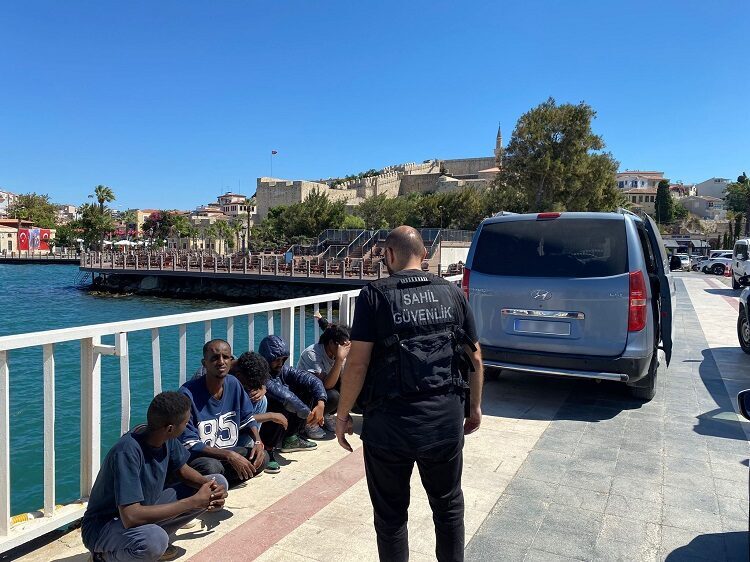 İZMİR (AA) – İzmir'in Çeşme ilçesinde 7 düzensiz göçmen yakalandı,
