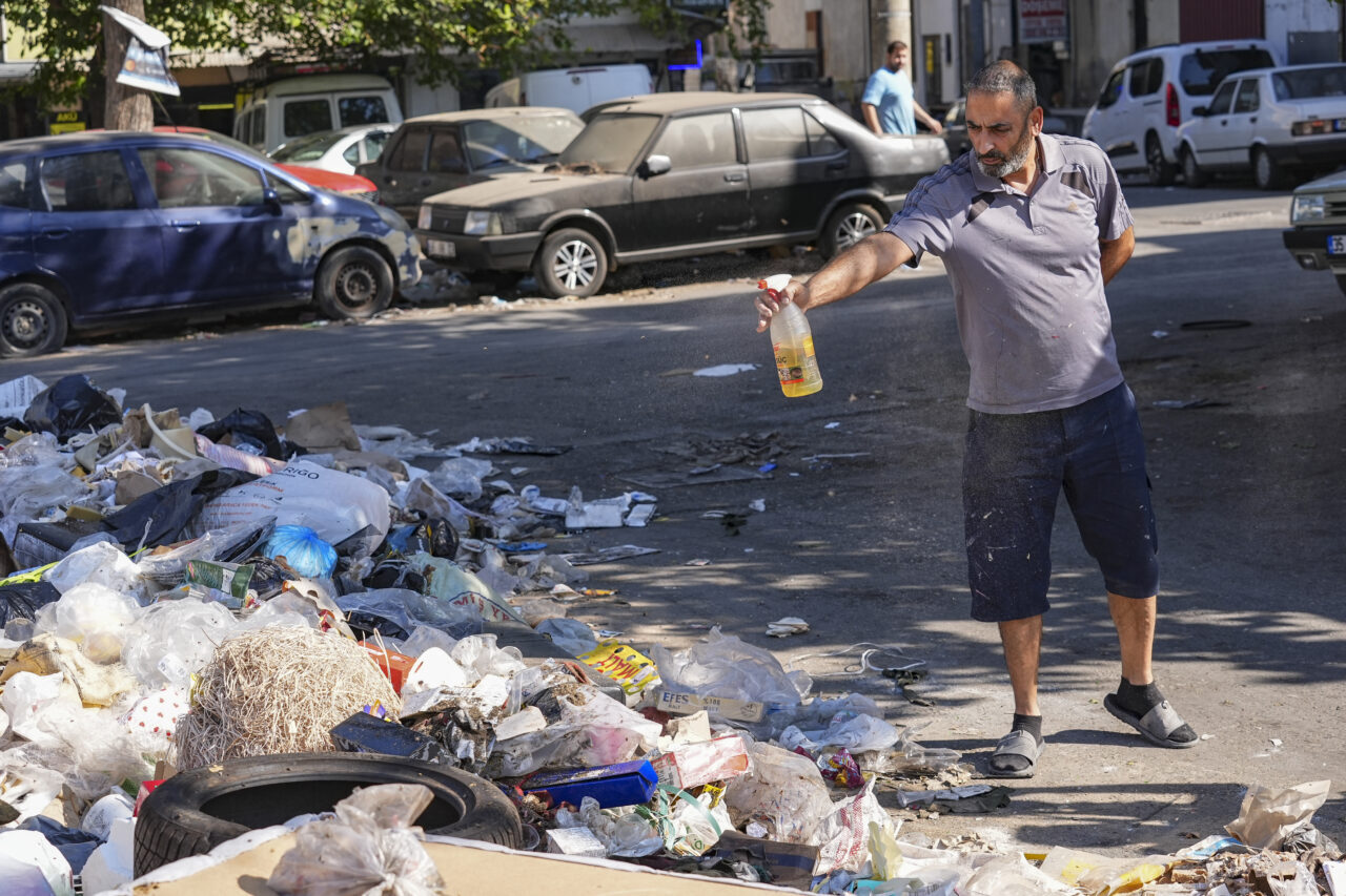 İZMİR (AA) – İzmir'in Buca ilçesinde toplanmayan çöplerde haşere çoğalmasını