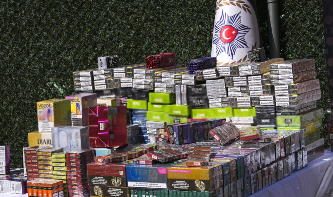 İZMİR (AA) – İzmir'de düzenlenen operasyonda gümrük kaçağı puro, sigara