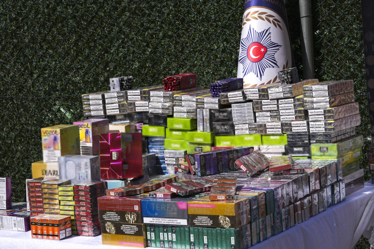 İZMİR (AA) – İzmir'de düzenlenen operasyonda gümrük kaçağı puro, sigara
