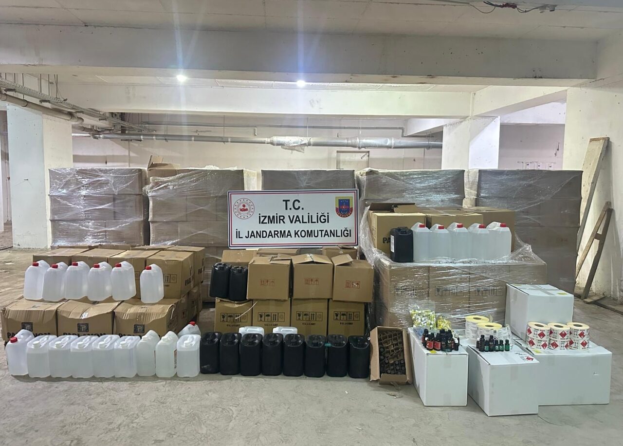 İZMİR (AA) – İzmir'in Konak ilçesinde düzenlenen kaçakçılık operasyonunda 7