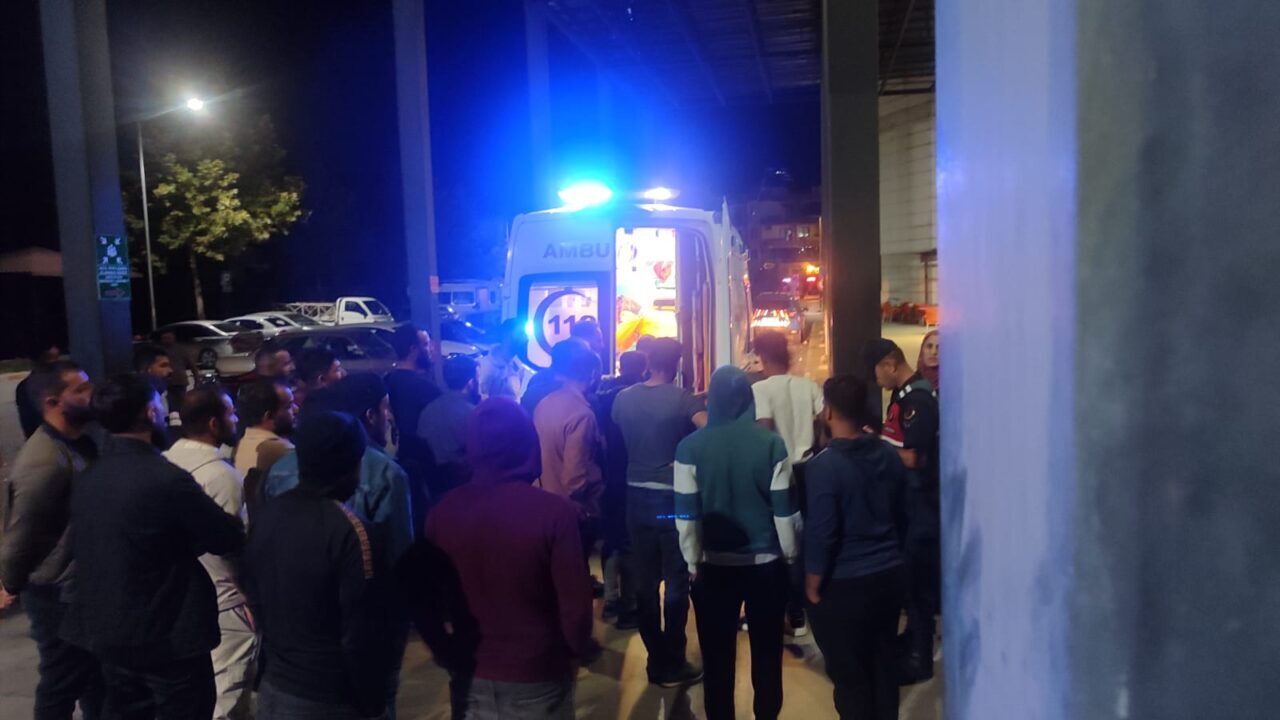 İZMİR (AA) – İzmir'in Ödemiş ilçesinde kamyonet ile otomobilin çarpışması