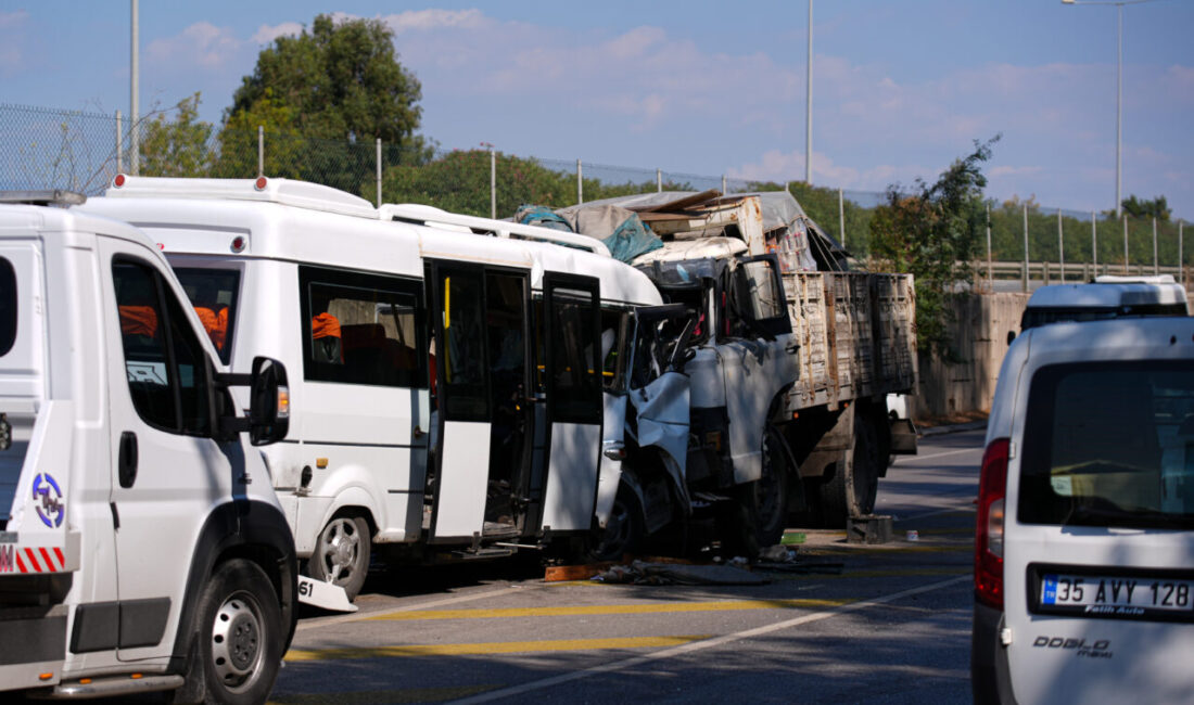 İZMİR (AA) – İzmir'in Narlıdere ilçesinde minibüs ile kamyonun çarpışması