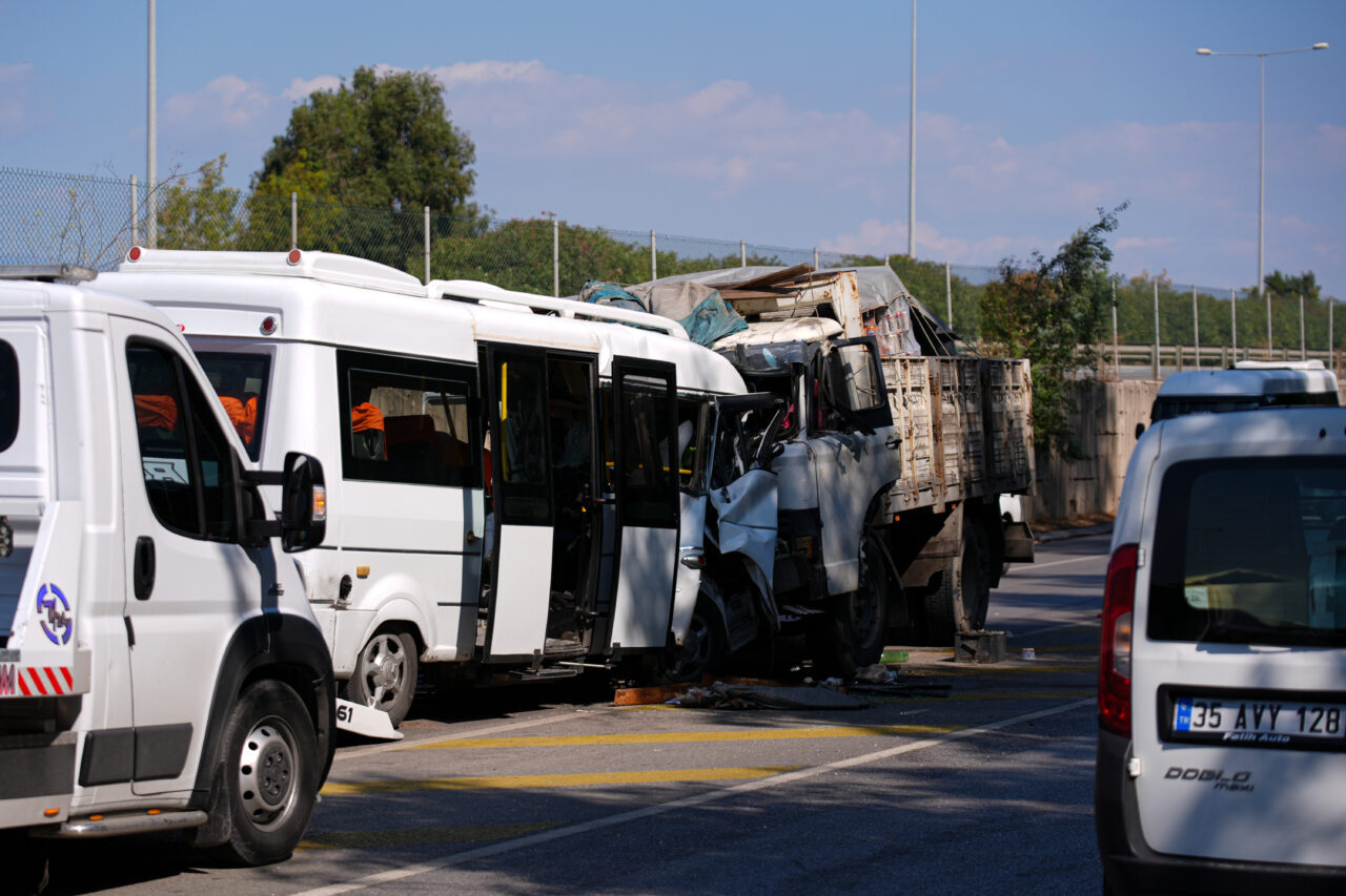 İZMİR (AA) – İzmir'in Narlıdere ilçesinde minibüs ile kamyonun çarpışması