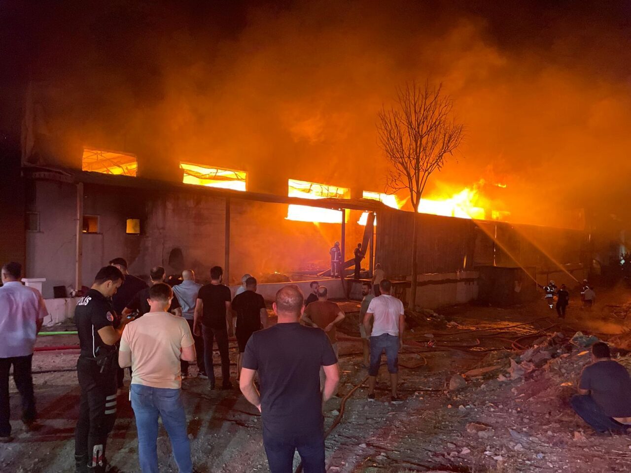 İZMİR (AA) – İzmir'in Gaziemir ilçesinde bir mobilya fabrikasında çıkan