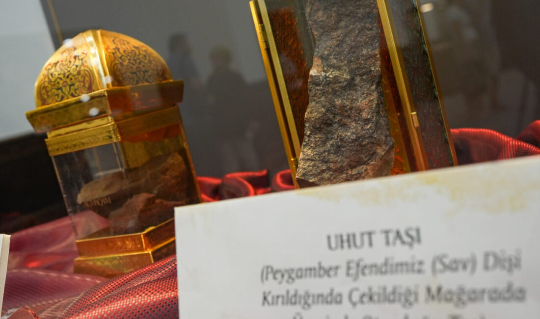 İZMİR (AA) – İzmir'de Mevlid-i Nebi Haftası dolayısıyla "Mukaddes Emanetler"
