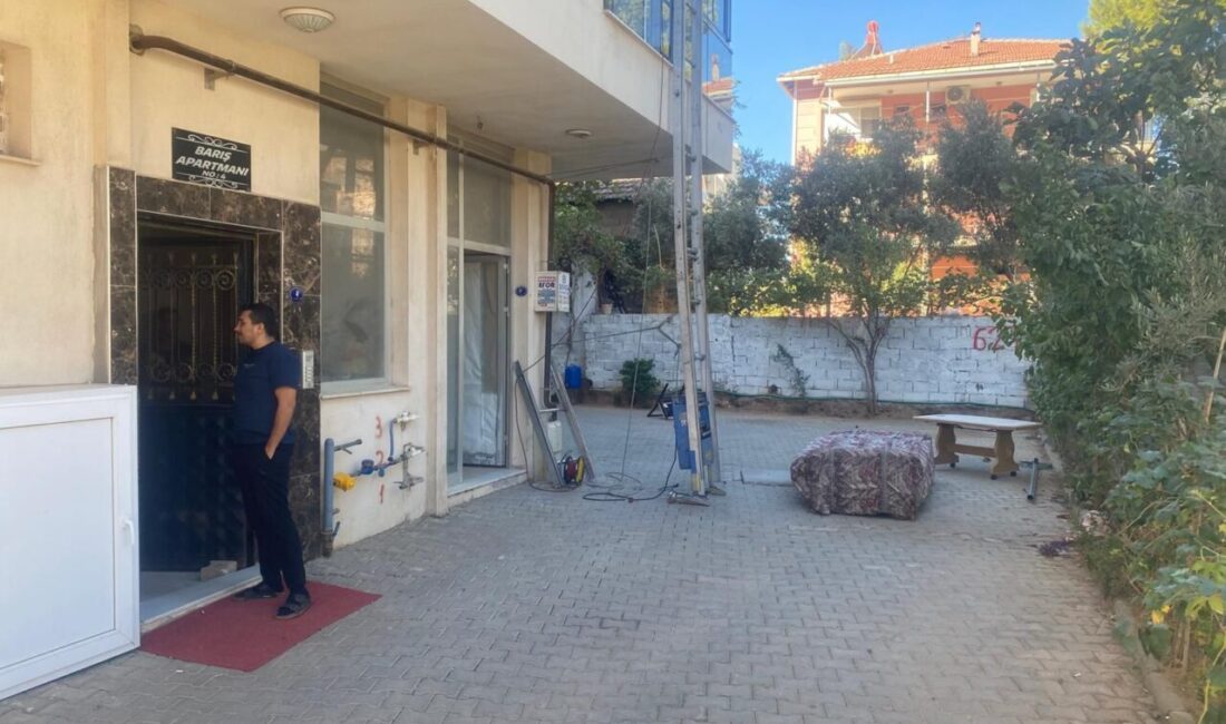 İZMİR (AA) – İzmir'in Menderes ilçesinde taşınma sırasında nakliye asansöründen