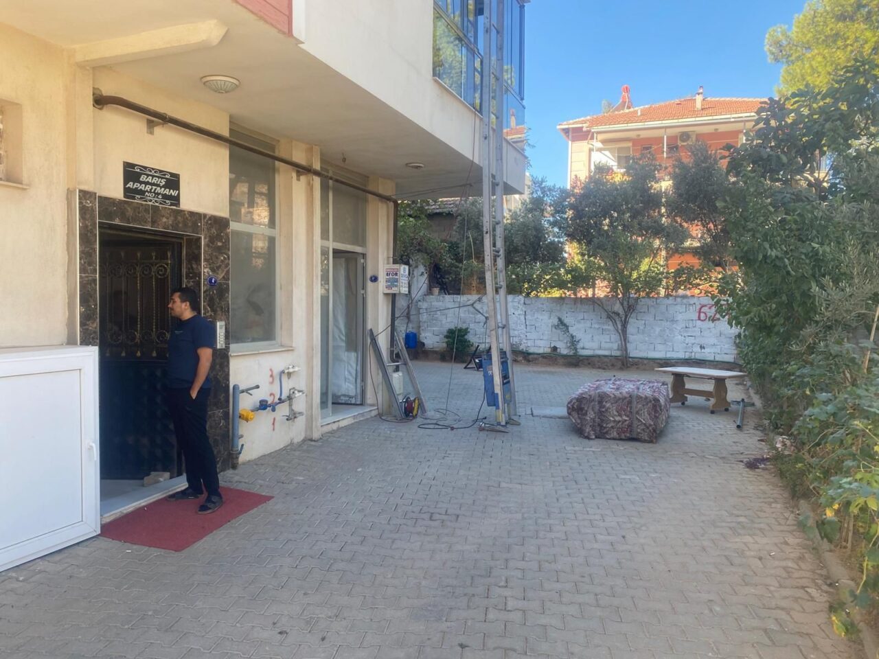 İZMİR (AA) – İzmir'in Menderes ilçesinde taşınma sırasında nakliye asansöründen