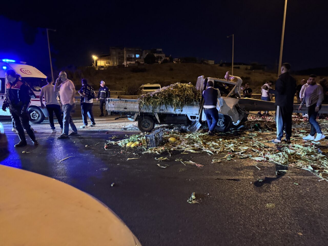 İZMİR (AA) – İzmir'in Gaziemir ilçesinde otoyol ayrımındaki bariyerlere çarpan
