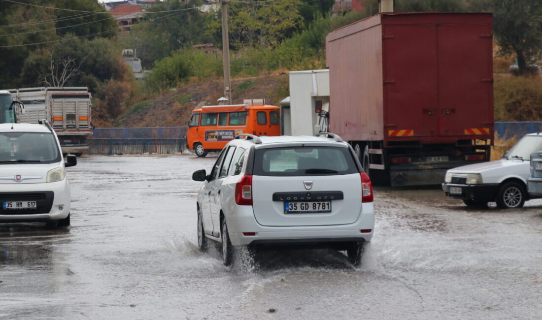 İZMİR (AA) – İzmir'in Karabağlar ilçesinde patlayan su borusunun onarılmaması
