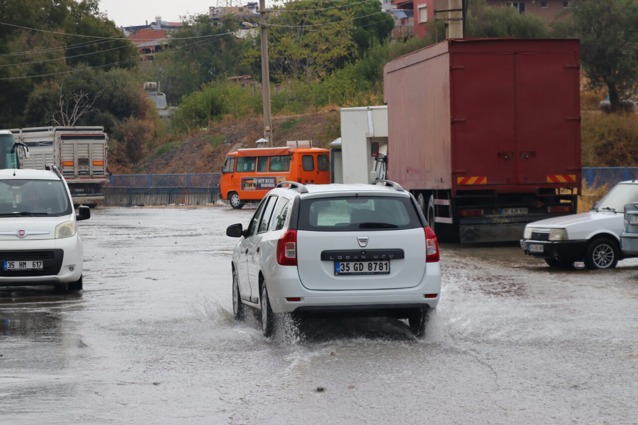 İZMİR (AA) – İzmir'in Karabağlar ilçesinde patlayan su borusunun onarılmaması
